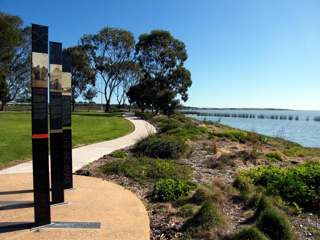 Villa Coorong Waterfront Retreat à Meningie Extérieur photo