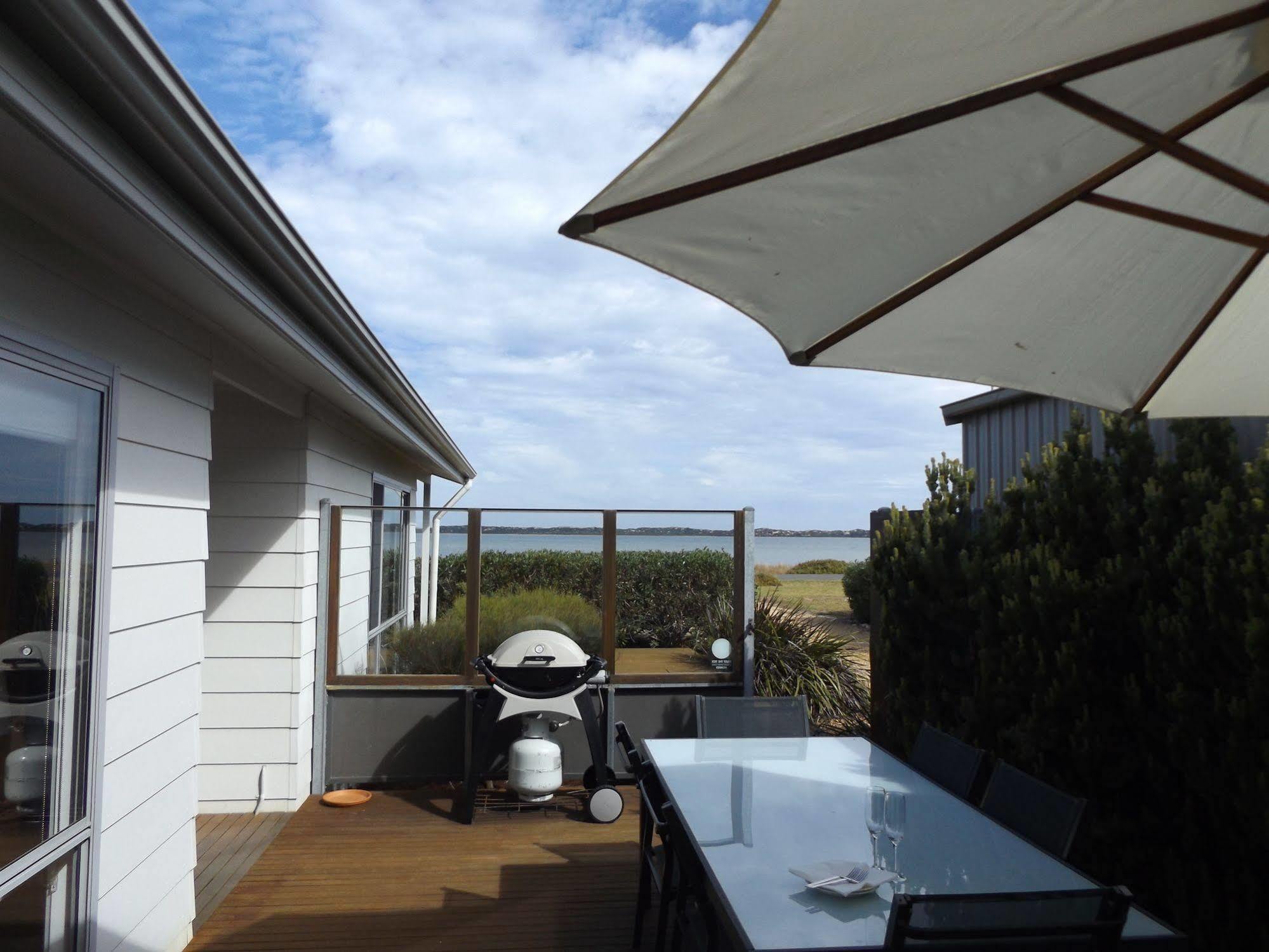 Villa Coorong Waterfront Retreat à Meningie Extérieur photo